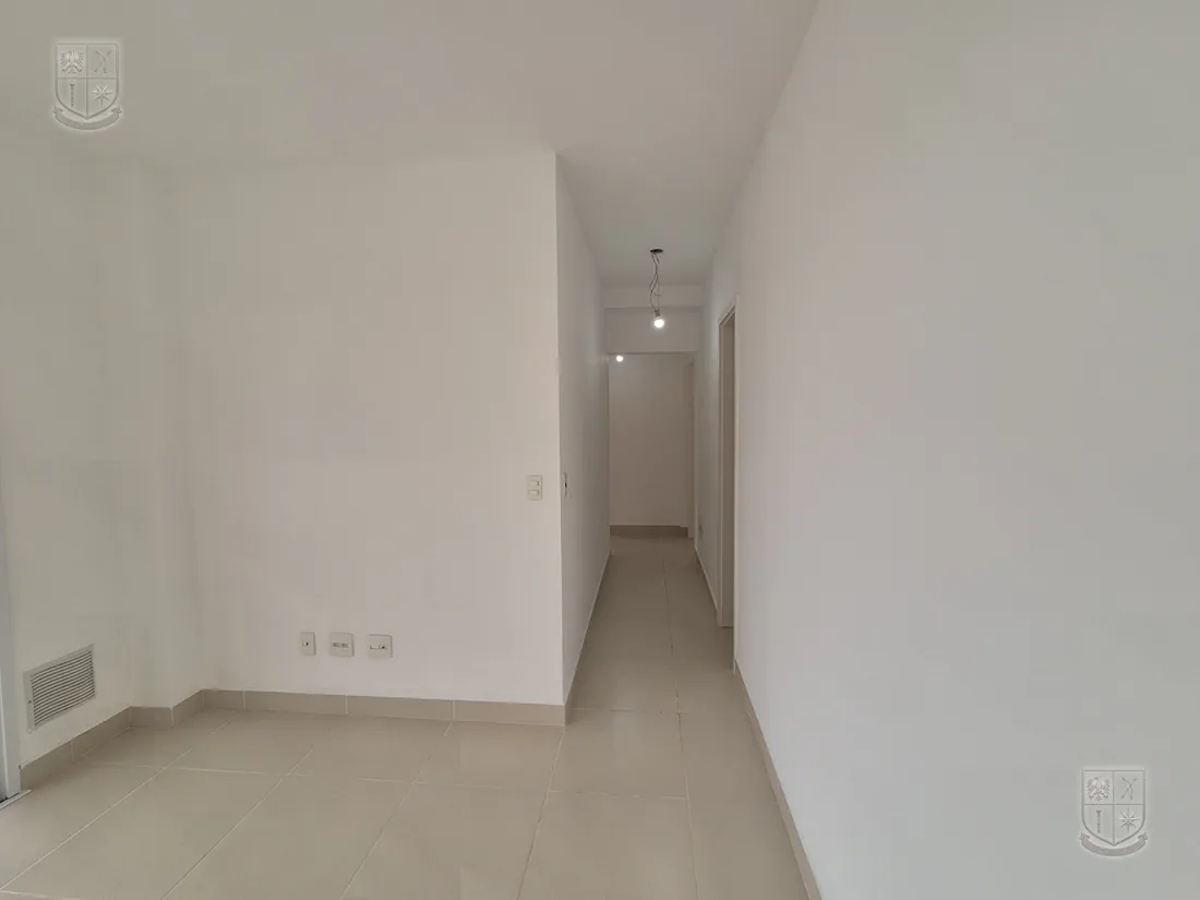 Quarto vazio, com piso pronto e paredes lisas.