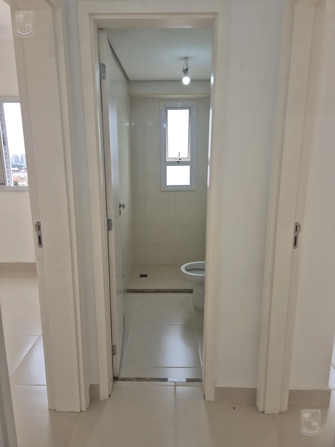 Corredor de circulação interna do apartamento.