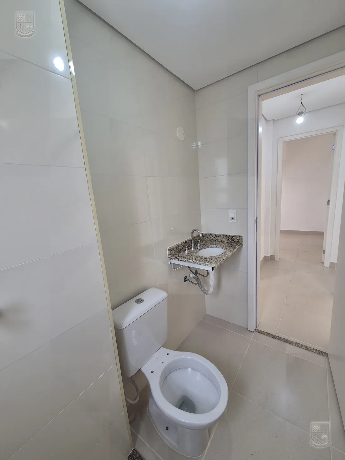 Segundo banheiro do apartamento, com revestimento instalado.