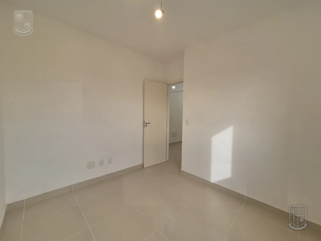 Quarto vazio, com janela e piso instalado.