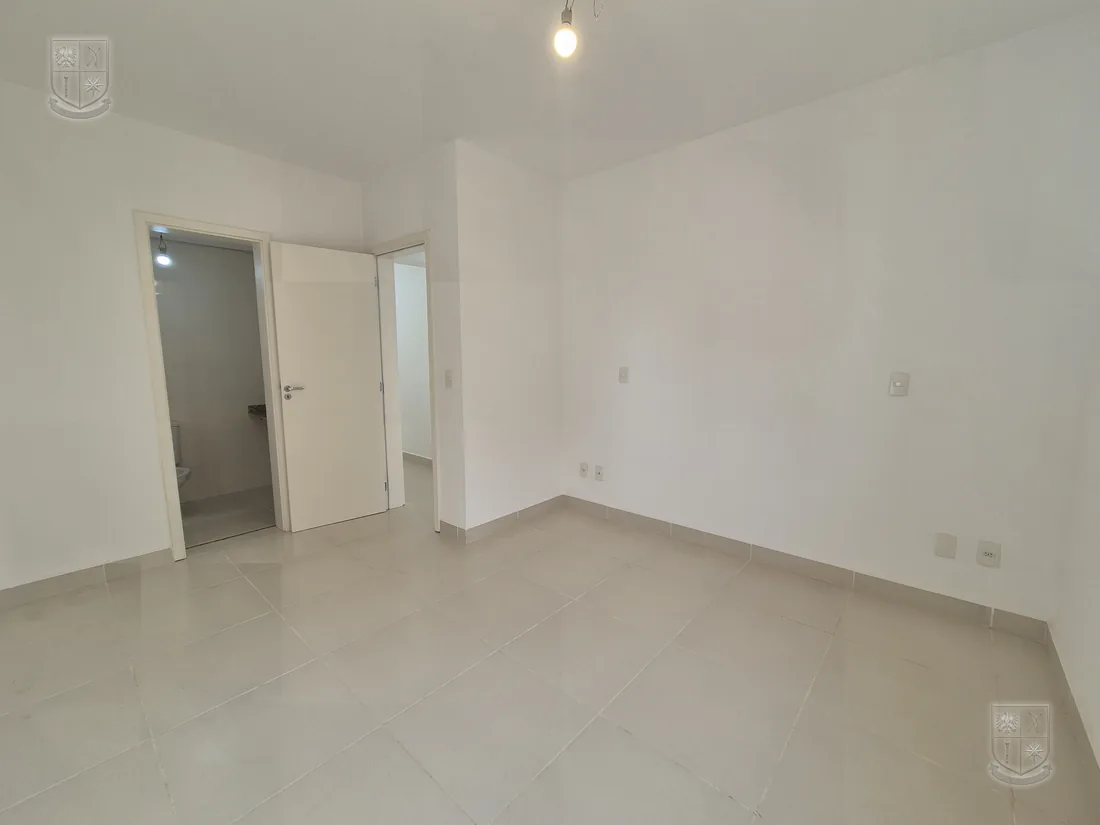 Quarto vazio, sem mobília nem armário.