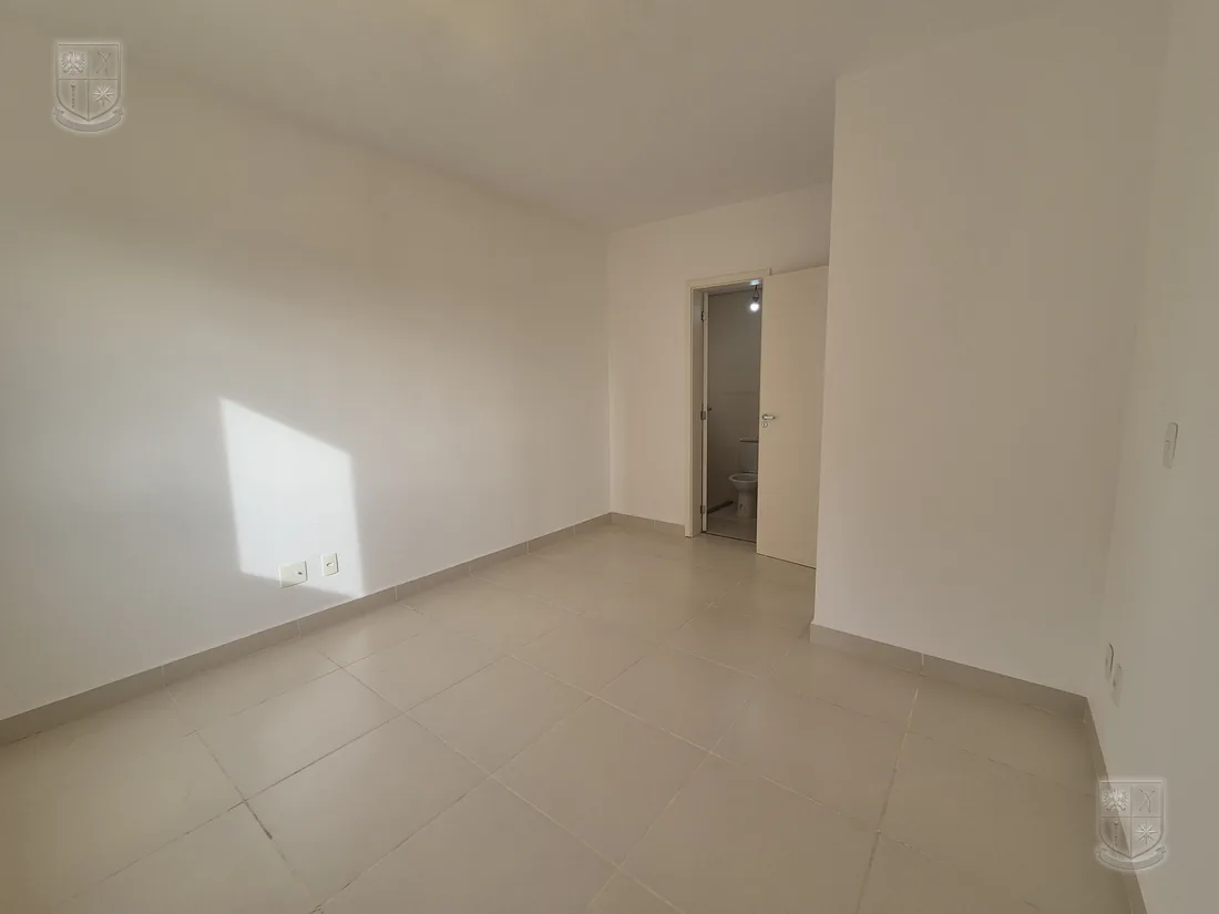 Quarto vazio, com parede lisa pronta para pintura.