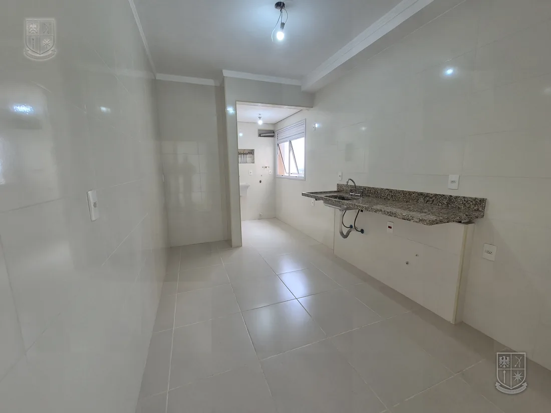Cozinha com bancada instalada e nenhum armário.