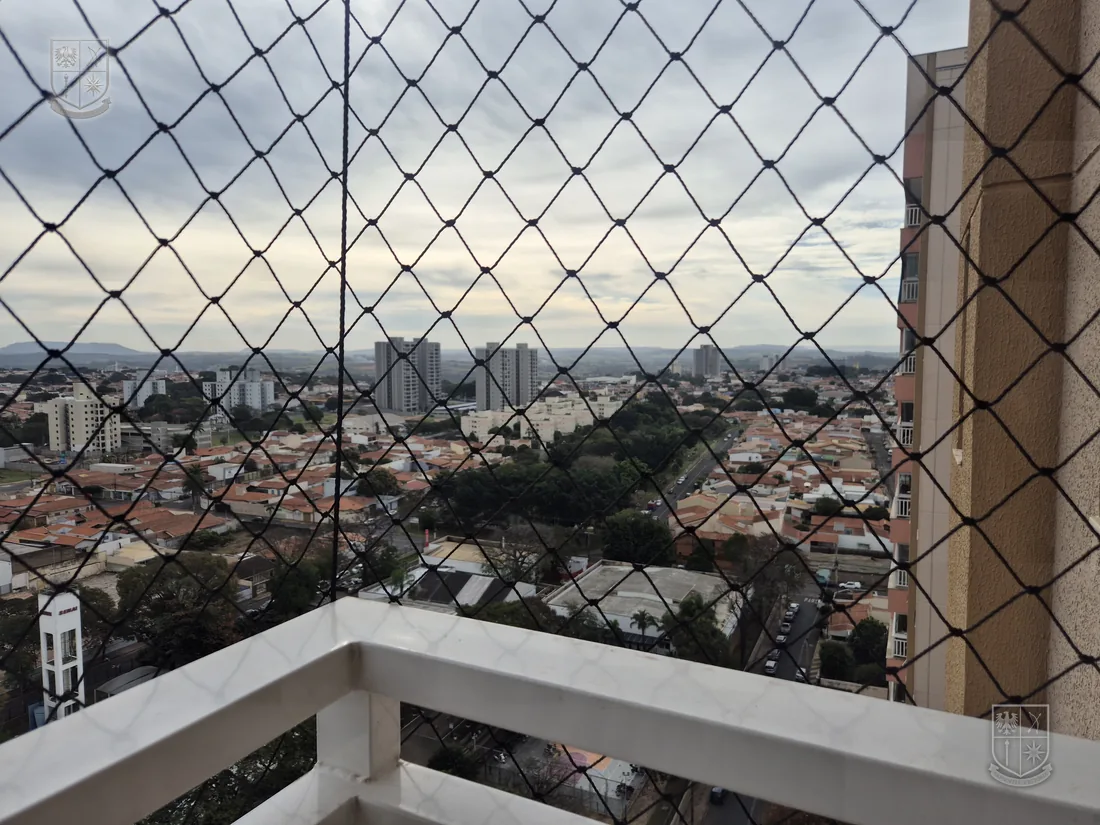 Vista da cidade do alto, com avenidas e prédios ao longe.