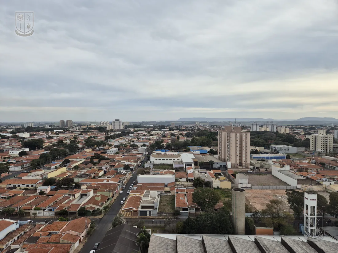 Vista panorâmica da cidade a partir do 18º andar, sem tela na frente.