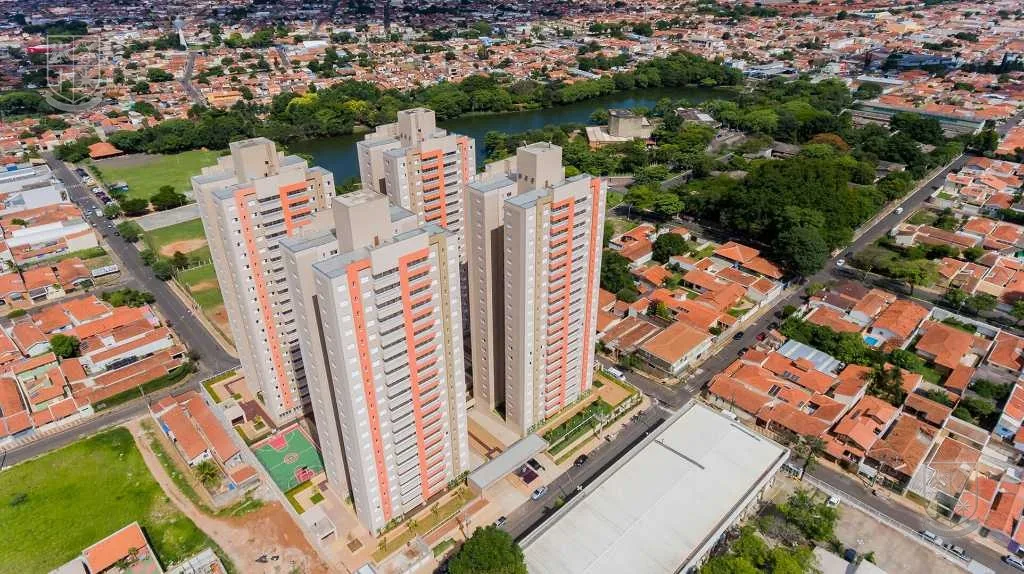 Imagem aérea do condomínio Front Lake, com o lago ao lado das torres.