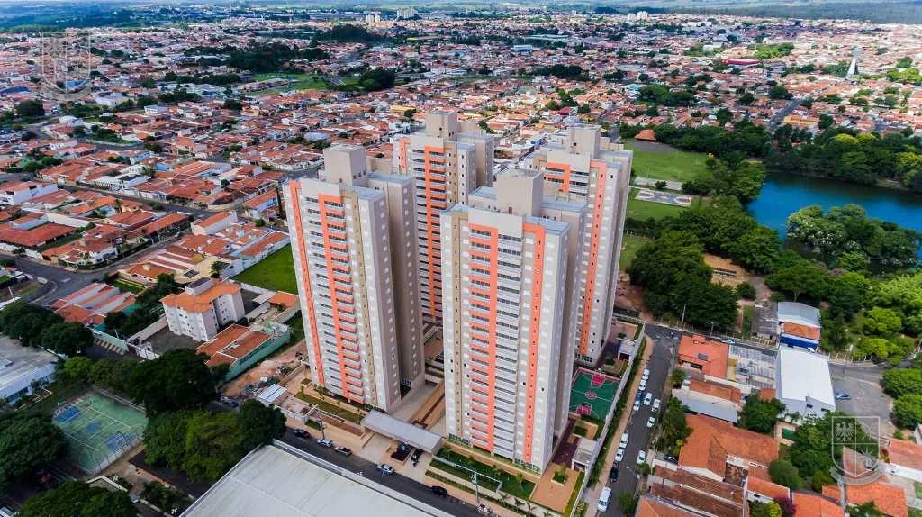 Segunda imagem aérea do condomínio, com o lago e as torres.