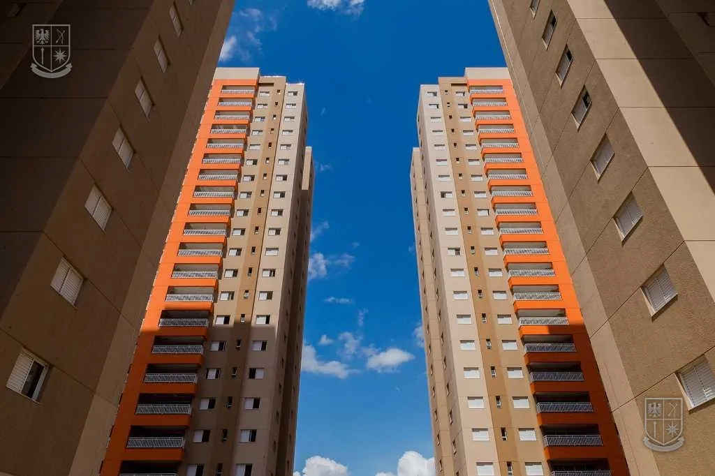 Torres do condomínio vistas do chão, em contra-plongée.