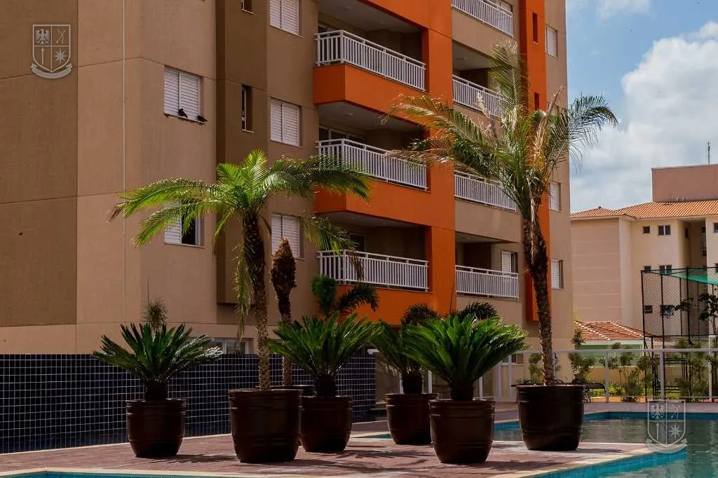Piscina e área de lazer do condomínio, já entregues e em uso.