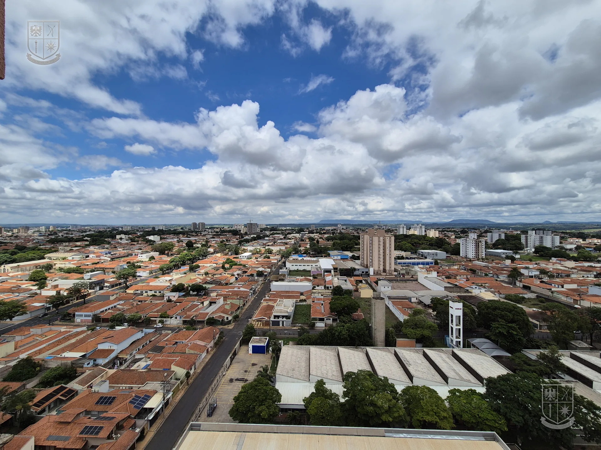 Vista aberta do horizonte a partir do apartamento, com a cidade e o céu de fim de tarde.