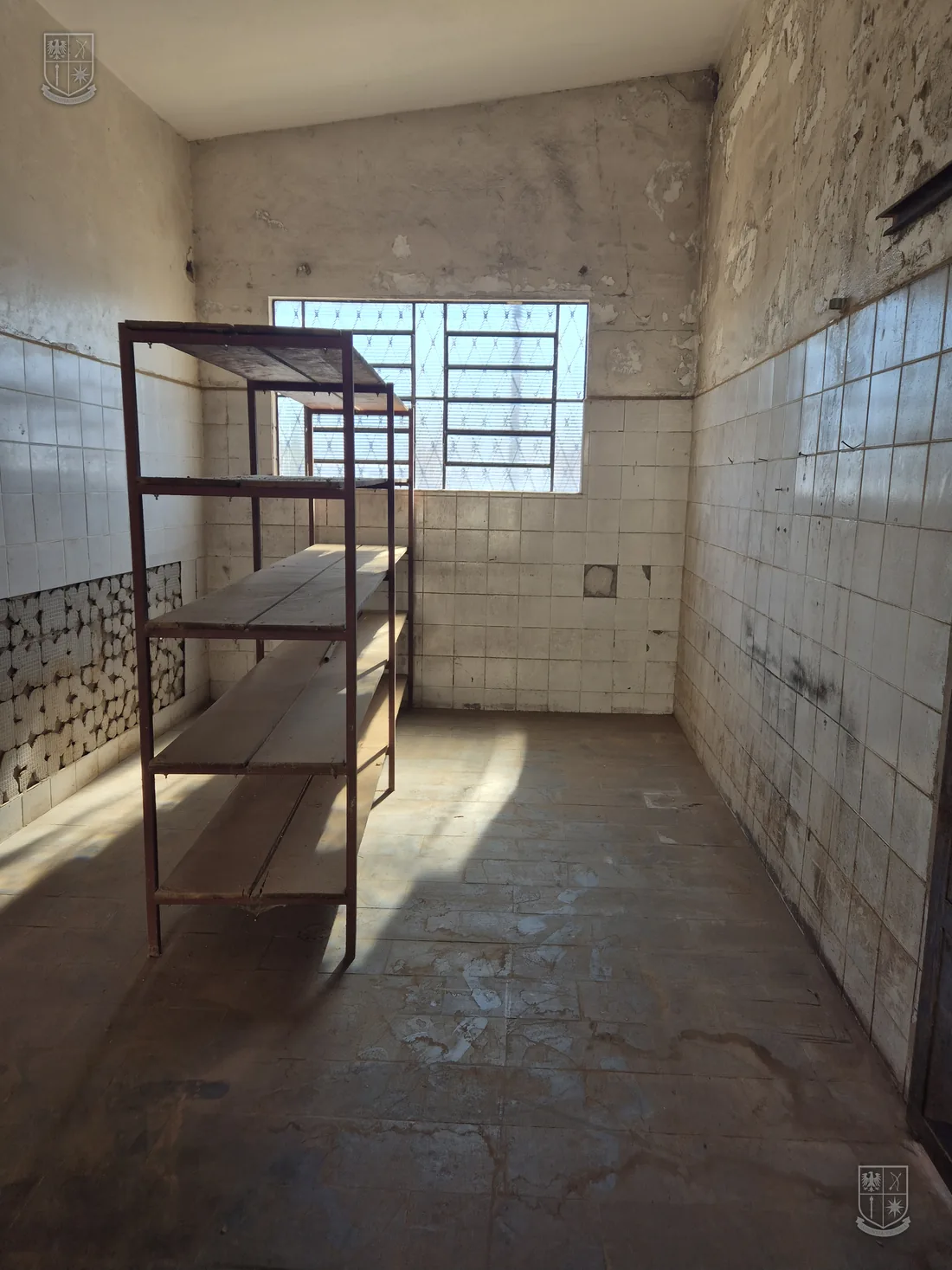 Segunda sala com janela, no mesmo padrão construtivo.