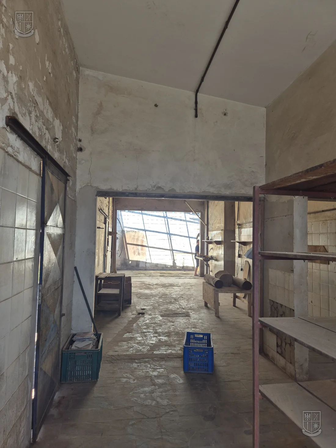 Circulação interna do imóvel, com piso de concreto.