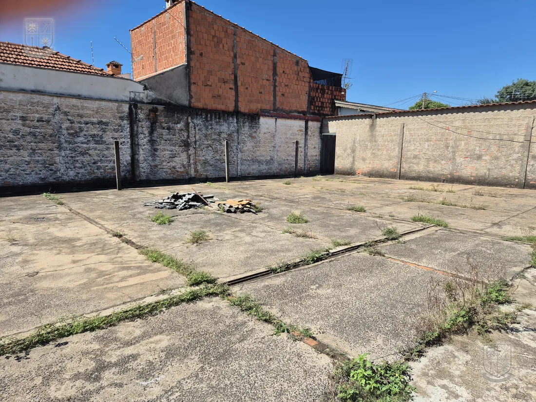 Pátio descoberto, parte dos 600 m² de terreno.