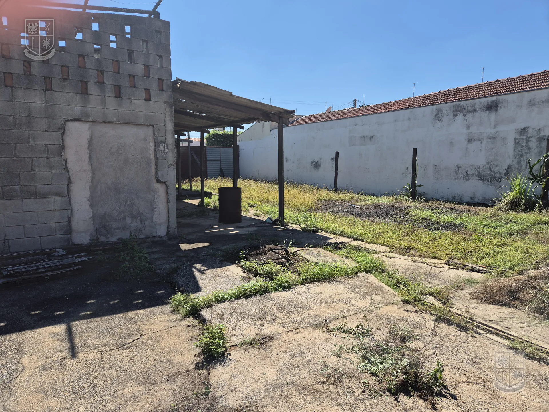 Pátio descoberto do terreno de 600 m² na Avenida M-35.